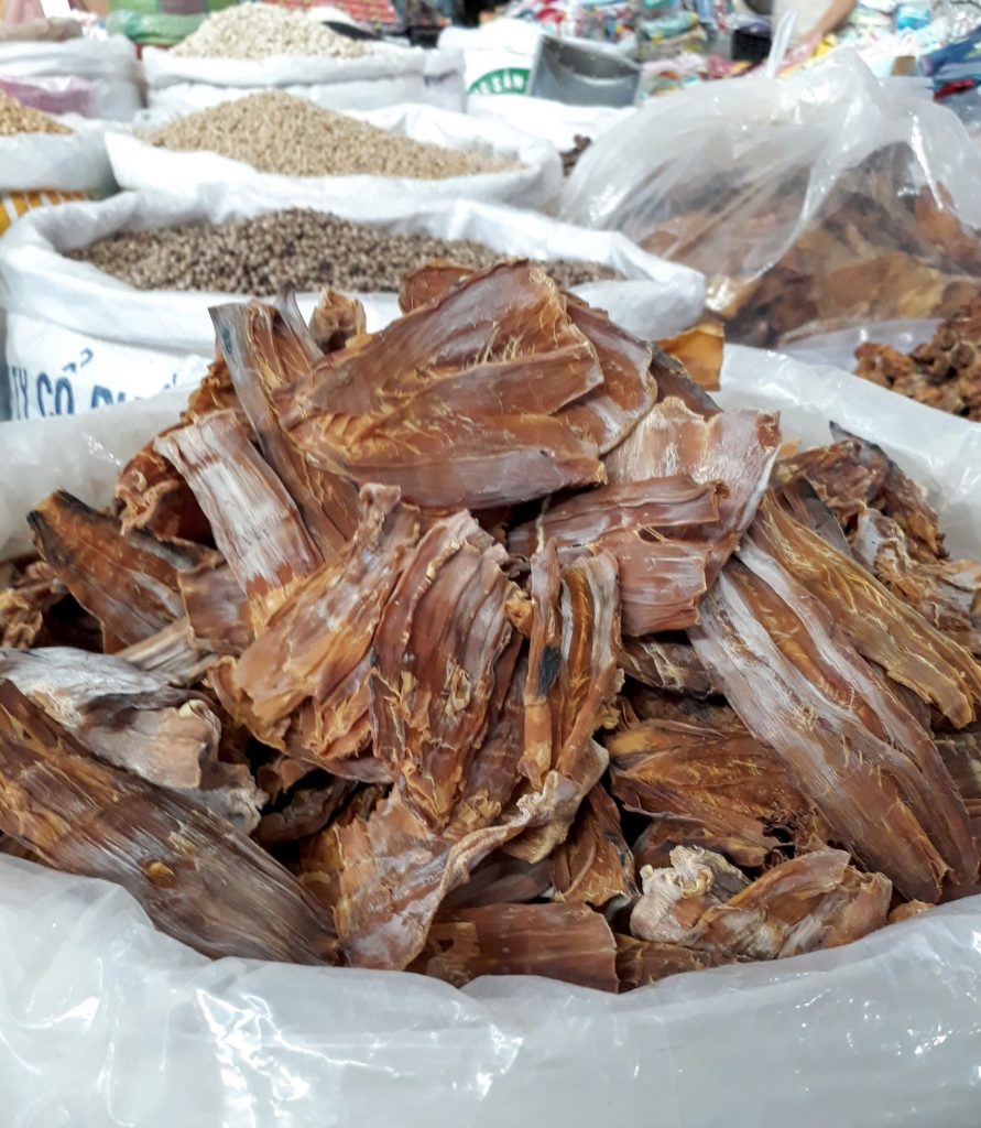 mau-bac-phan-tu-nhien-cua-mang-kho Màu bạc phấn tự nhiên của măng khô.